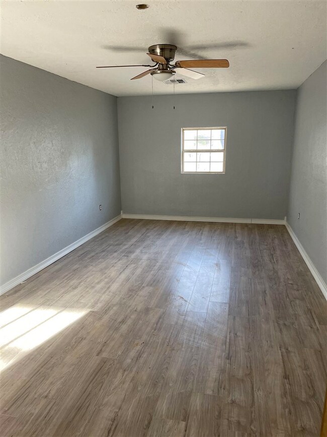 203 Deer Dr, Cache, OK 73527 - photo 7