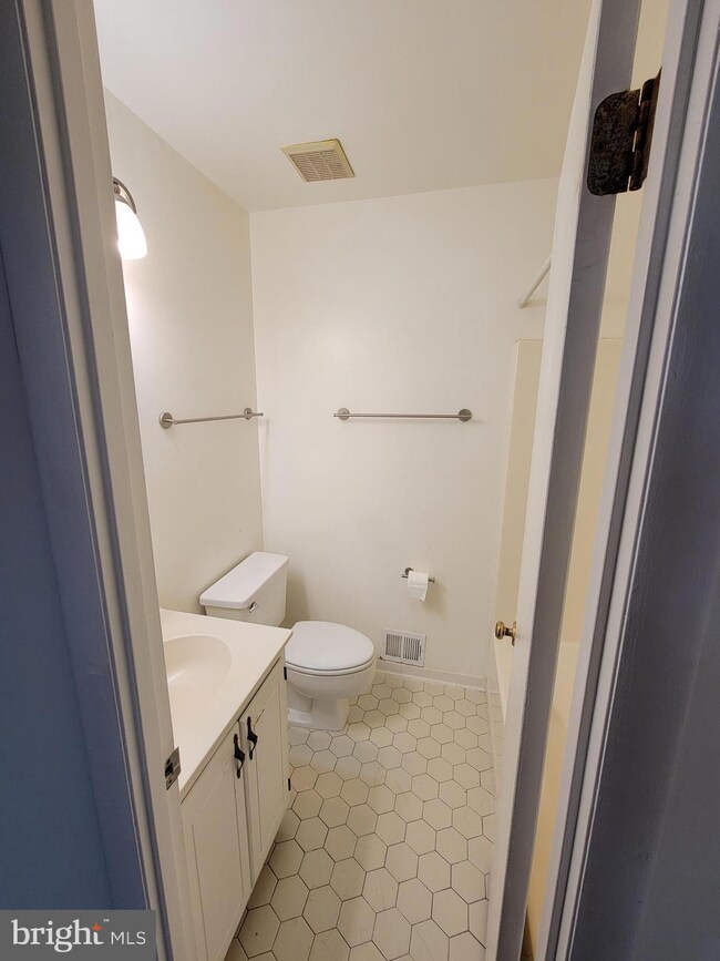 3853B Steppes Ct unit 3853-B, Falls Church, VA 22041 - photo 6