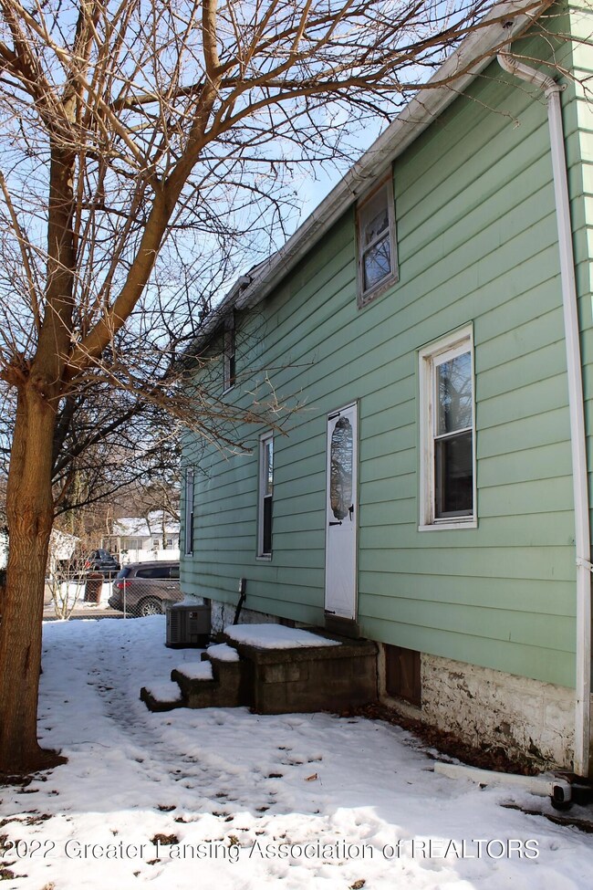 909 Clayton St, Lansing, MI 48915 - photo 5