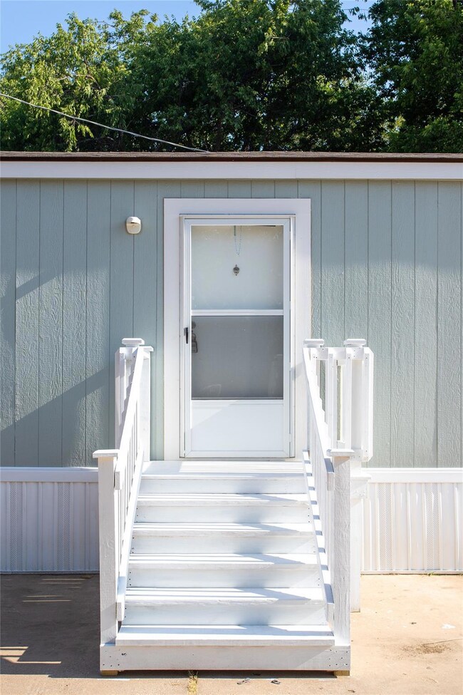 700 Sun Ct, Granbury, TX 76049 - photo 3