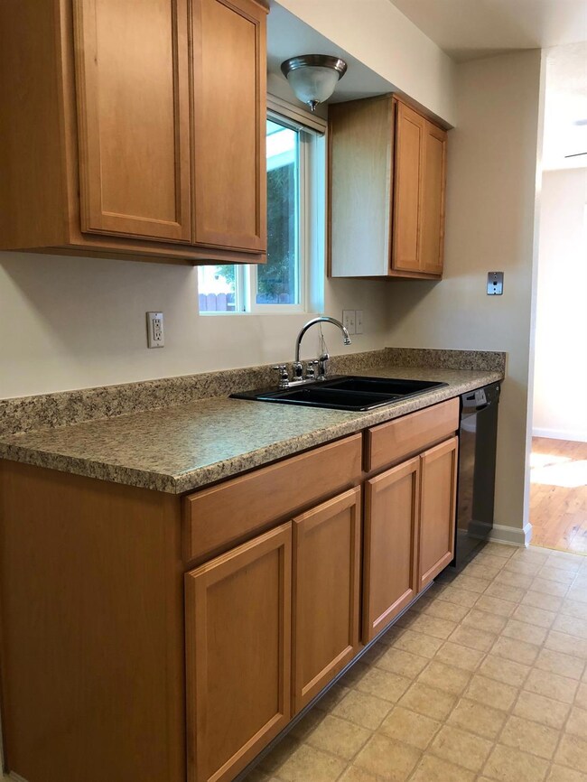 730 Maple St, Central Point, OR 97502 - photo 3