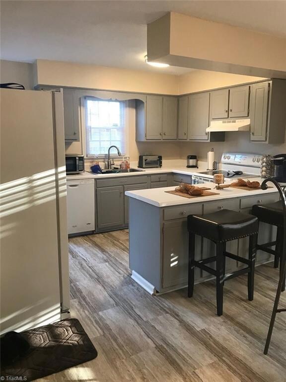 BRIGHT REMODLED KITCHEN W/NEW HIGH GRADE LAMINATE FLOORING