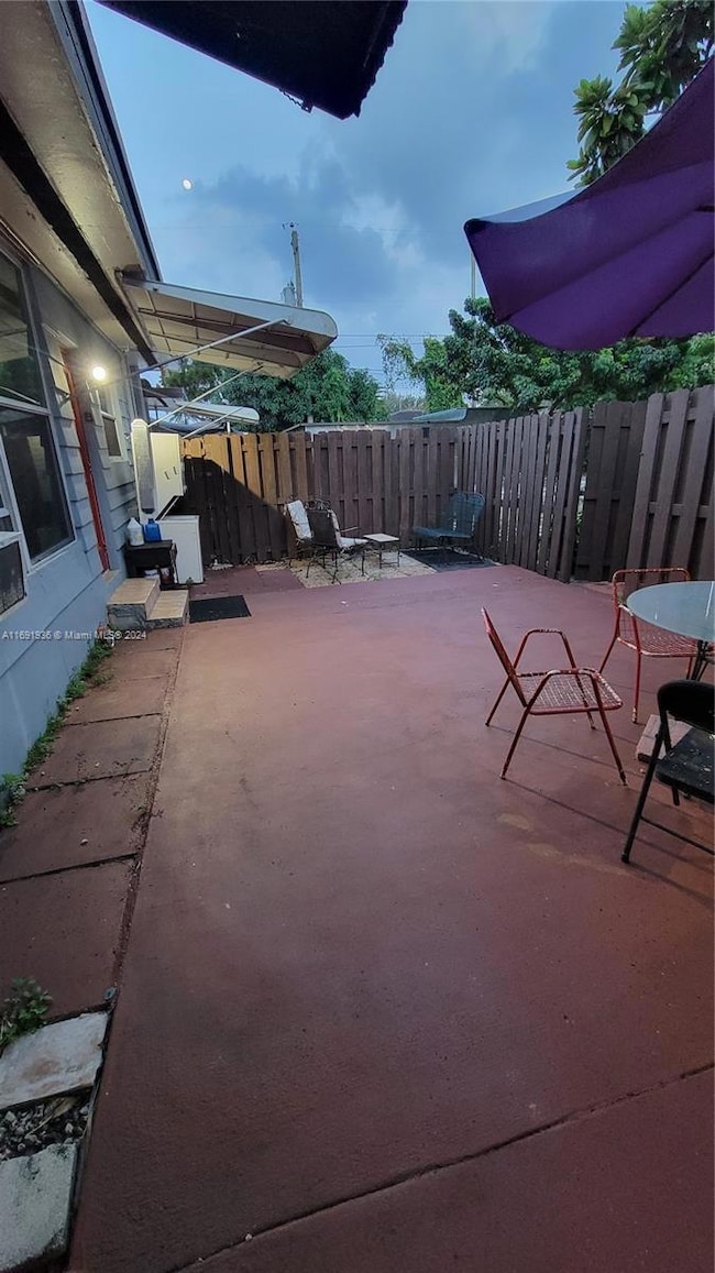 enclosed front patio w/stackable washer/dryer
