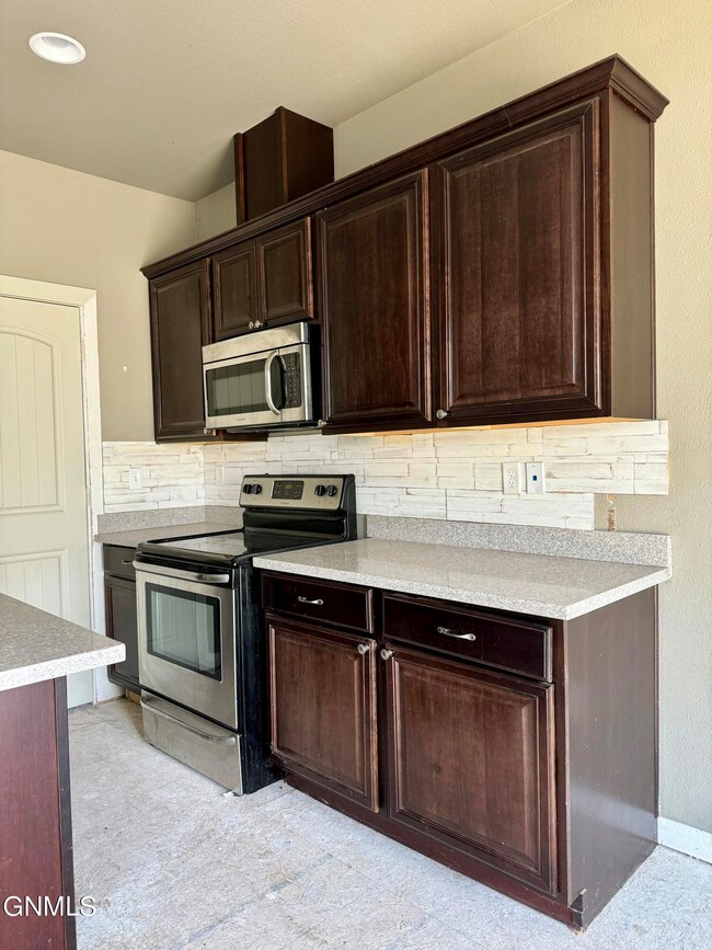 13694 Kristina St, Williston, ND 58801 - photo 4