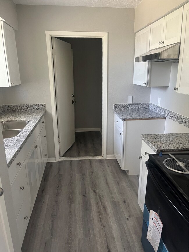 418 N 9th St, Beasley, TX 77417 - photo 7