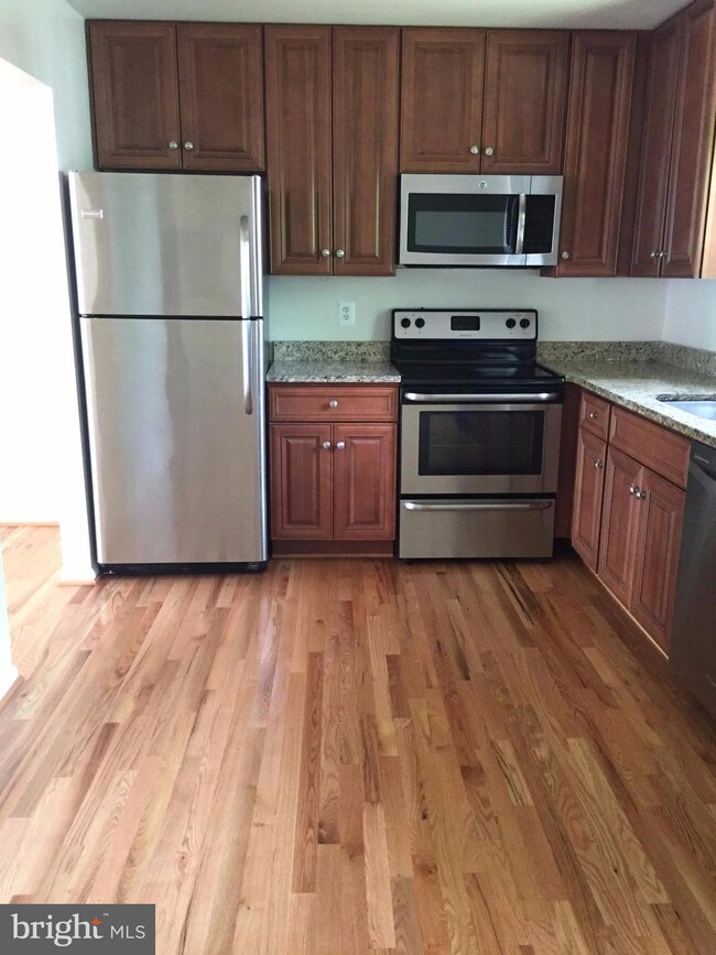 9955 Longford Ct, Vienna, VA 22181 - photo 2