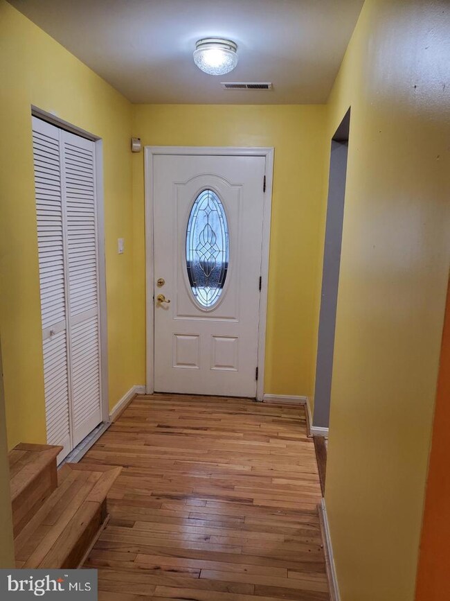 907 Hilldropt Ct, Capitol Heights, MD 20743 - photo 2