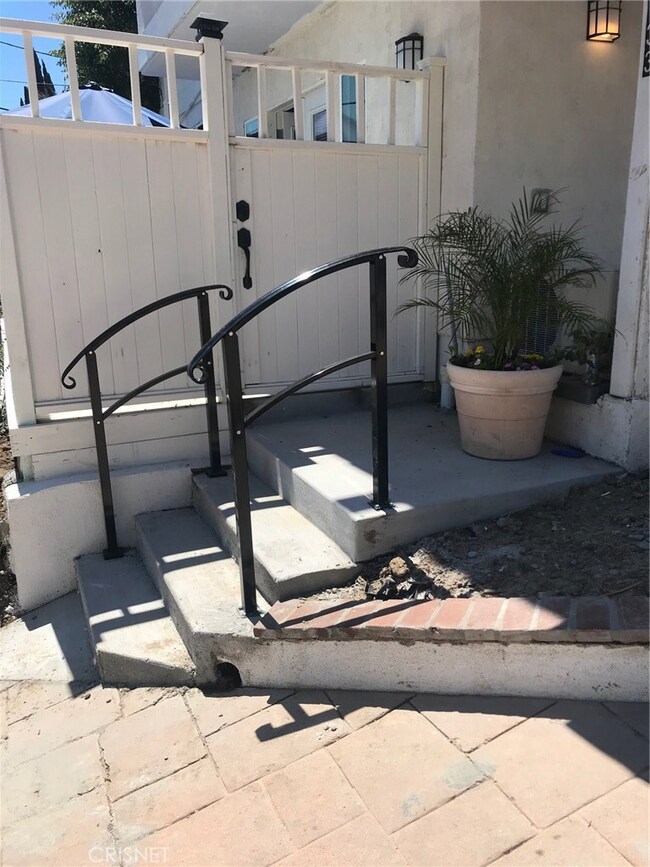 5131 Medina Rd, Woodland Hills, CA 91364 - photo 2