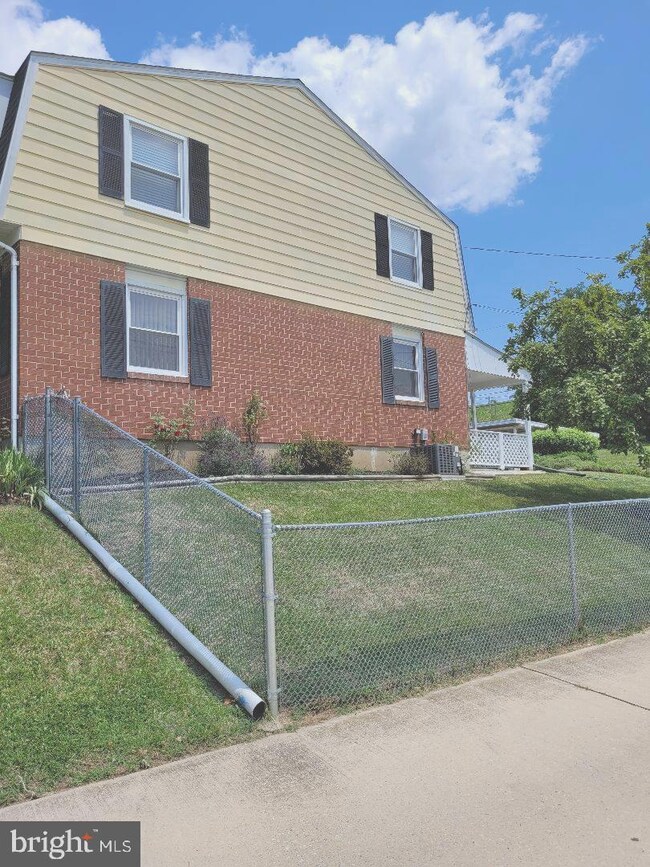 3171 Ryerson Cir, Halethorpe, MD 21227 - photo 2