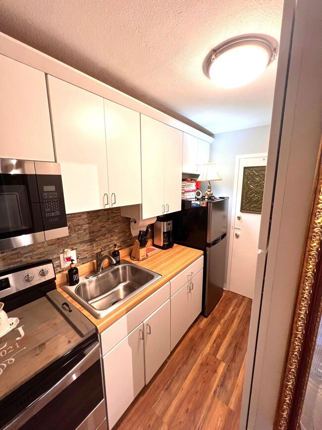 Kitchen with stainless steel appliances, hardwood 