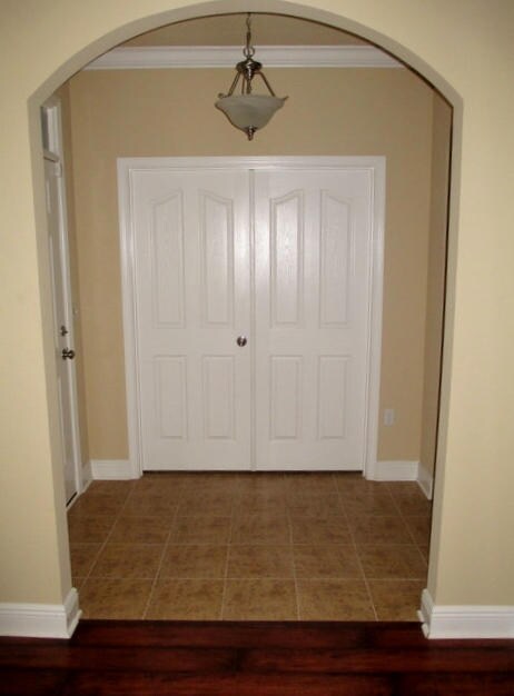 DOUBLES DOORS.