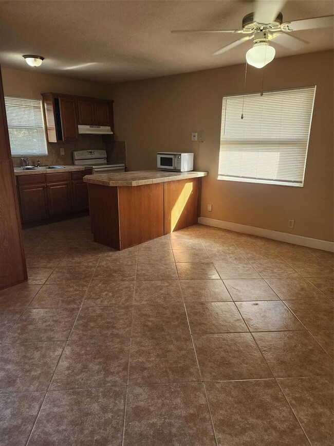 4150 Woodside Dr unit 3, Coral Springs, FL 33065 - photo 4