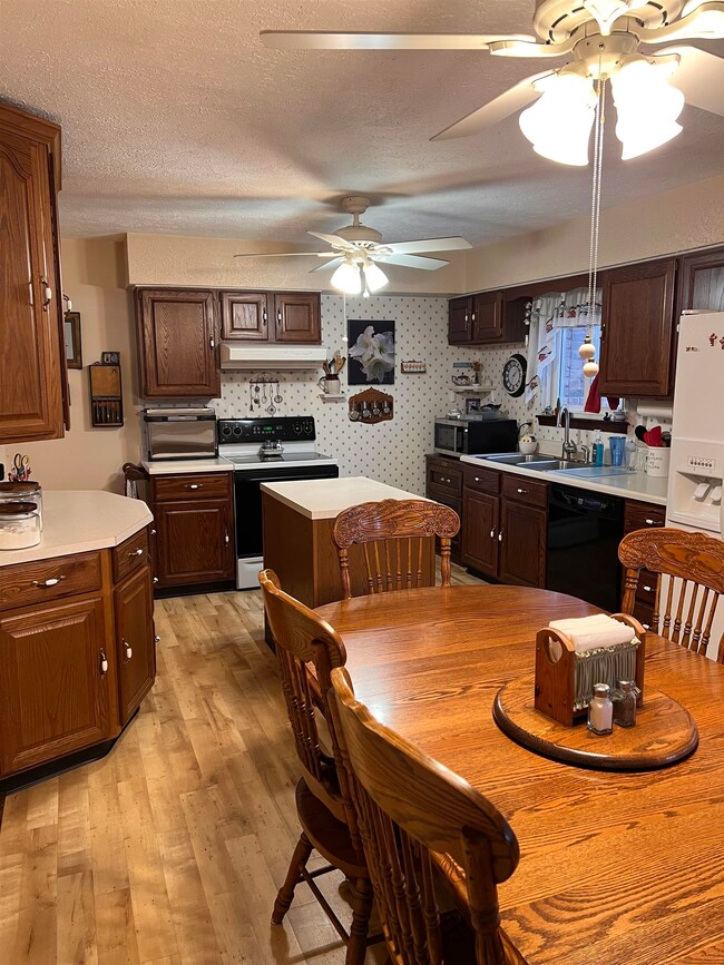 603 N Wayne St, Fremont, IN 46737 - photo 5