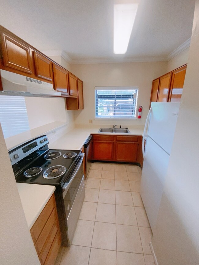 7900 Bissonnet St unit D-11, Houston, TX 77074 - photo 4