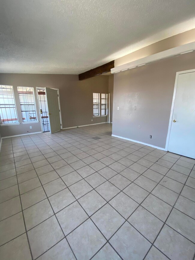 10621 Springwood Dr unit D, El Paso, TX 79935 - photo 5