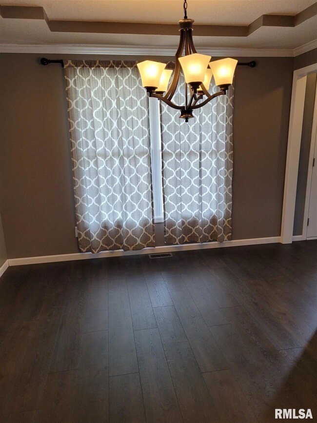 3219 Fieldcrest Dr, Davenport, IA 52806 - photo 4