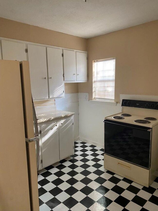 1109 45th St unit B, Lubbock, TX 79412 - photo 4