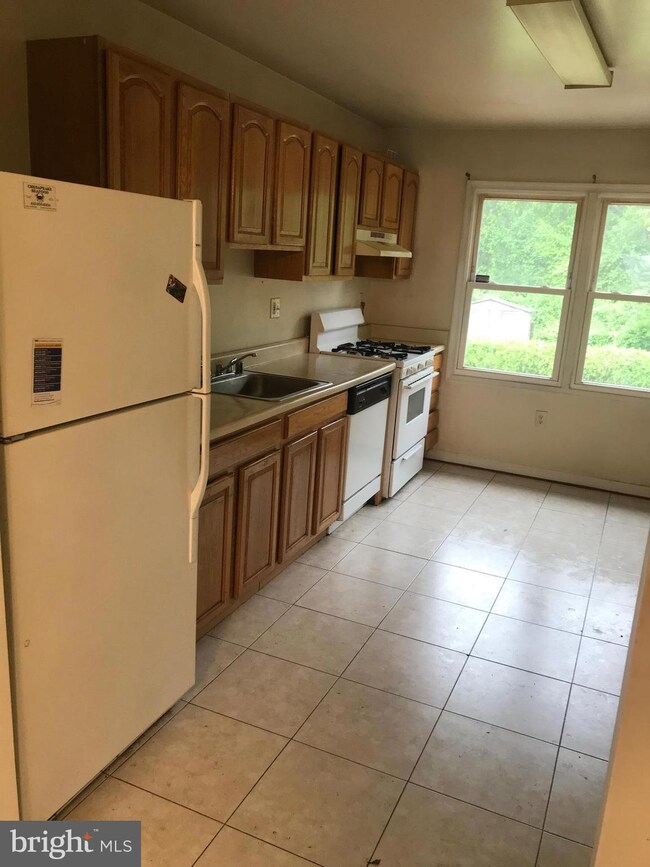 8539 Pioneer Dr, Severn, MD 21144 - photo 4