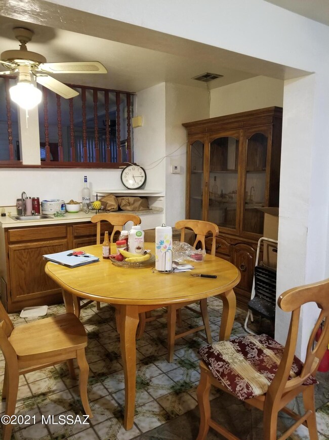 3502 E. Sylvane Dining Area