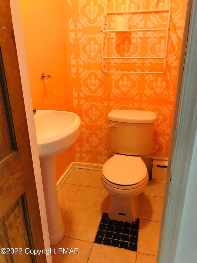 220 1/2 E Elm St, Allentown, PA 18109 - photo 4