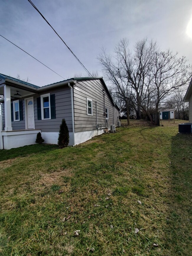 444 Goddard St, Harrodsburg, KY 40330 - photo 3