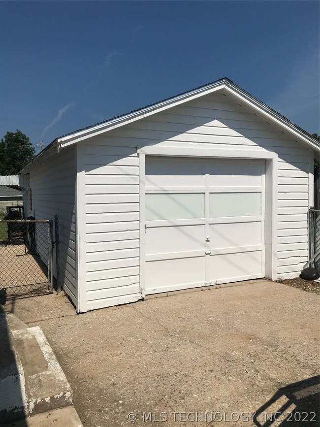 413 N Simpson St, Eufaula, OK 74432 - photo 2
