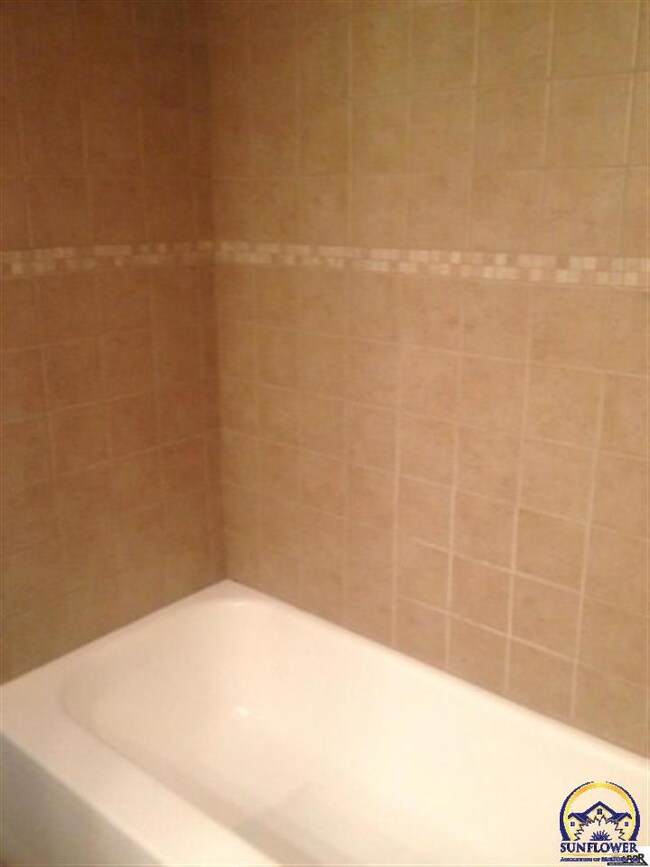 2318 SW Briarwood Plaza unit 202D, Topeka, KS 66611 - photo 4