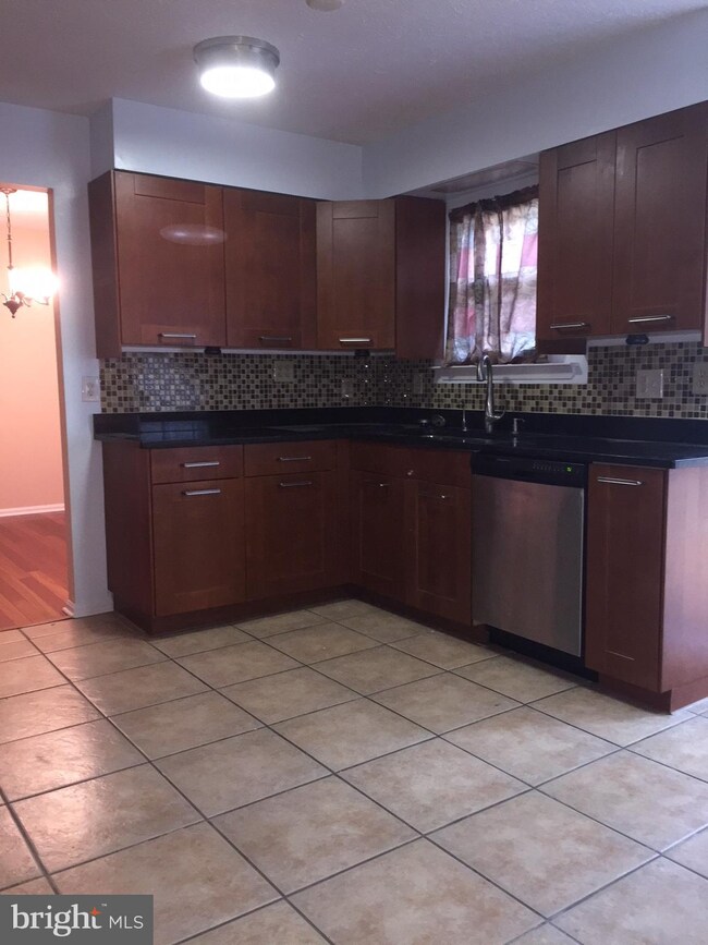 9207 Paloma Ln, Springfield, VA 22153 - photo 3