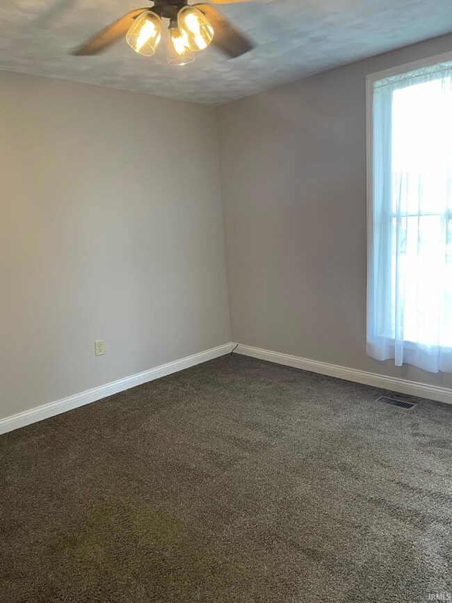 909 E Vincennes St, Linton, IN 47441 - photo 6