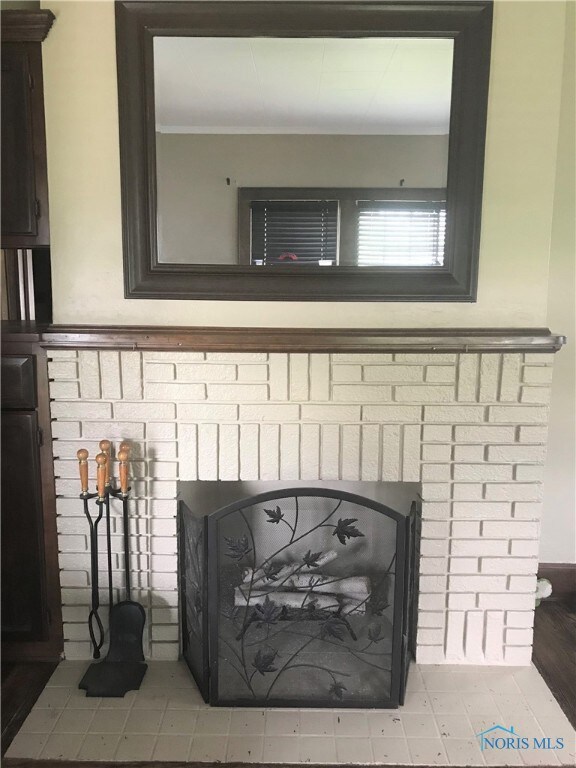 Beautiful decorative fireplace & mantel