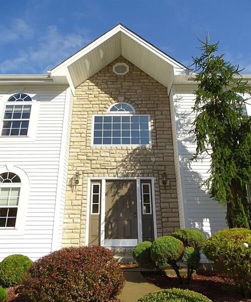 Attractive stone & vinyl exterior