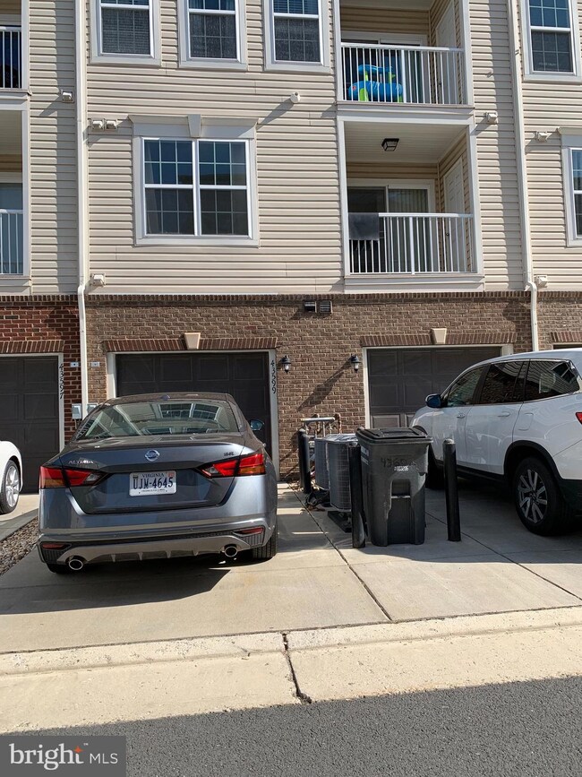 43599 Helmsdale Terrace, Chantilly, VA 20152 - photo 4