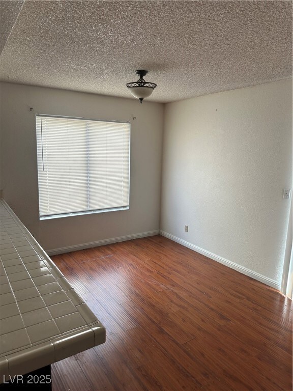 9521 Sunken Reef Cir, Las Vegas, NV 89117 - photo 6