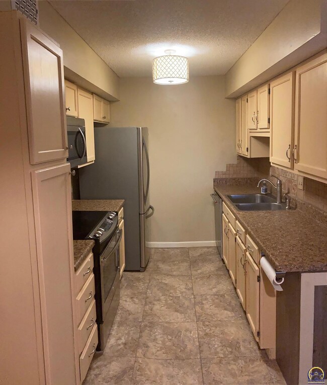 5641 SW Foxcroft Cir S unit 101, Topeka, KS 66614 - photo 5