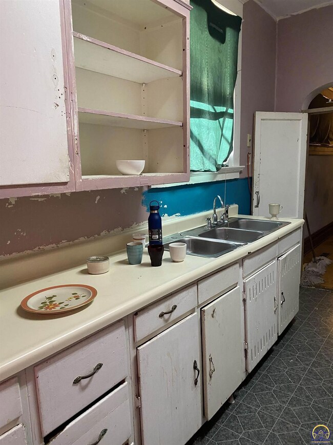615 SW 9th St, Topeka, KS 66612 - photo 7