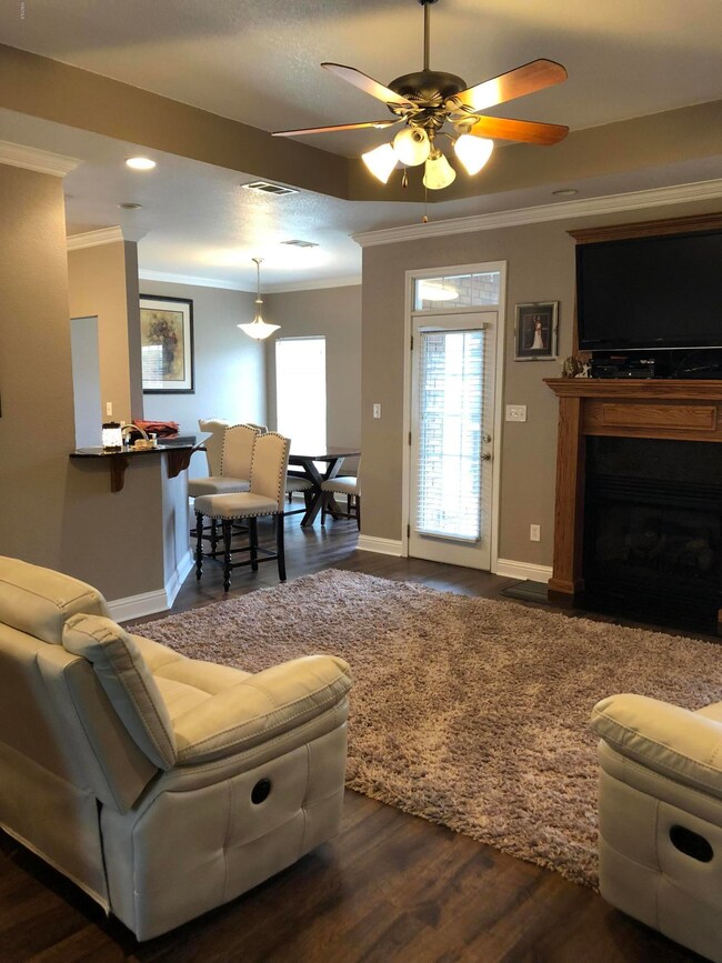 Living Room/Dining Area
