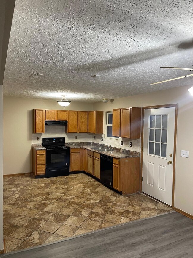 3724 Revolutionary Dr unit 111, Columbus, OH 43207 - photo 2