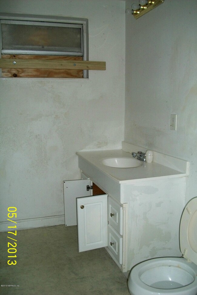 Downstairs Bath (2) 1846 Brewster