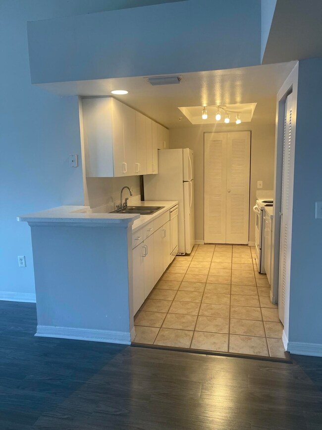 4197 N Haverhill Rd unit 212, West Palm Beach, FL 33417 - photo 2