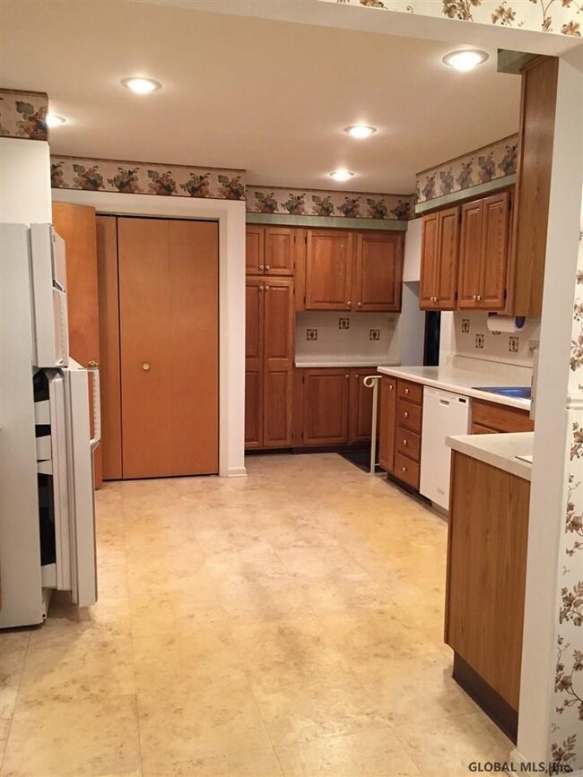 1004 John Alden Ln, Schenectady, NY 12306 - photo 3