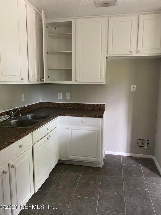 6330 Fabian Dr, Jacksonville, FL 32210 - photo 5