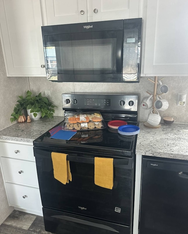 2555 Hedrick Ct, Decatur, IL 62526 - photo 3