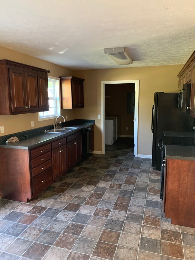 403 S Hillcrest Dr, Shelbyville, TN 37160 - photo 3