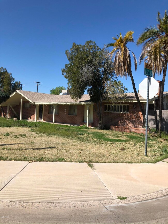 808 N Hobson Cir