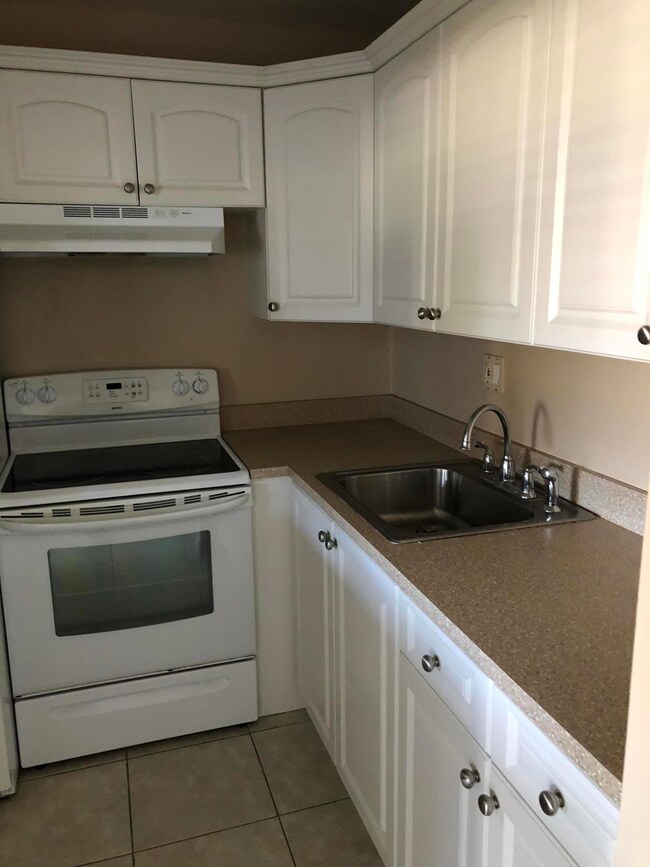 170 Norwich H, West Palm Beach, FL 33417 - photo 2