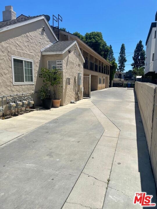 14206 Gilmore St unit 1/2, Van Nuys, CA 91401 - photo 2