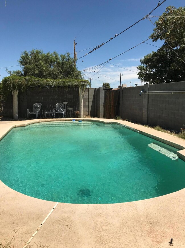diving pool with sitting area