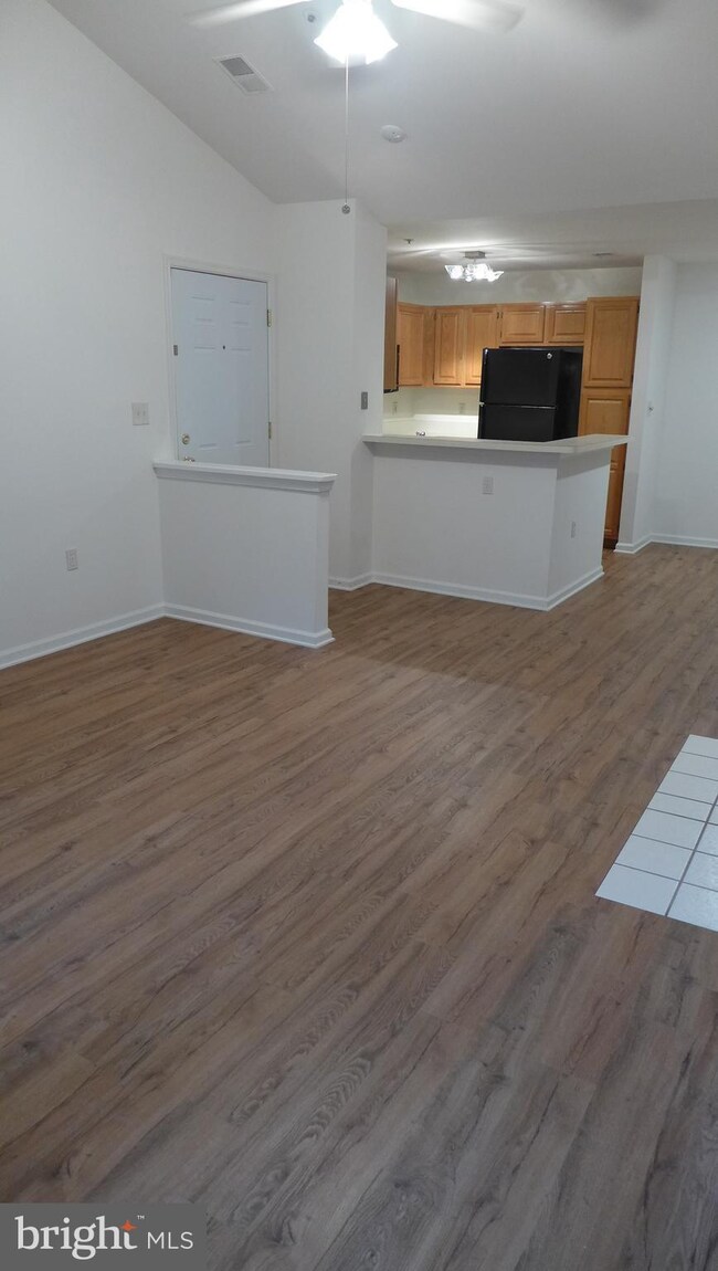 4406 Silverbrook Ln unit J304, Owings Mills, MD 21117 - photo 5