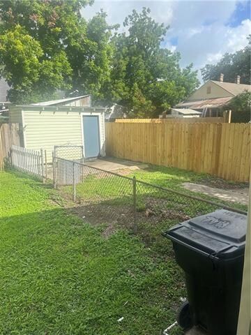fenced in courtyard with detached shed  Hookups for washer and dryer