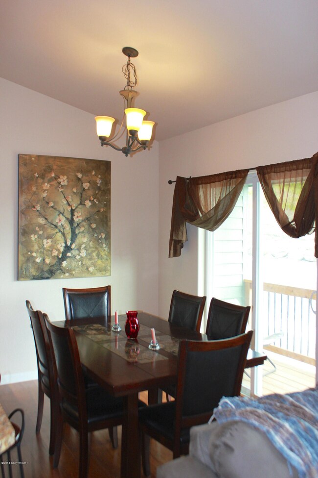 6 - Dining Area